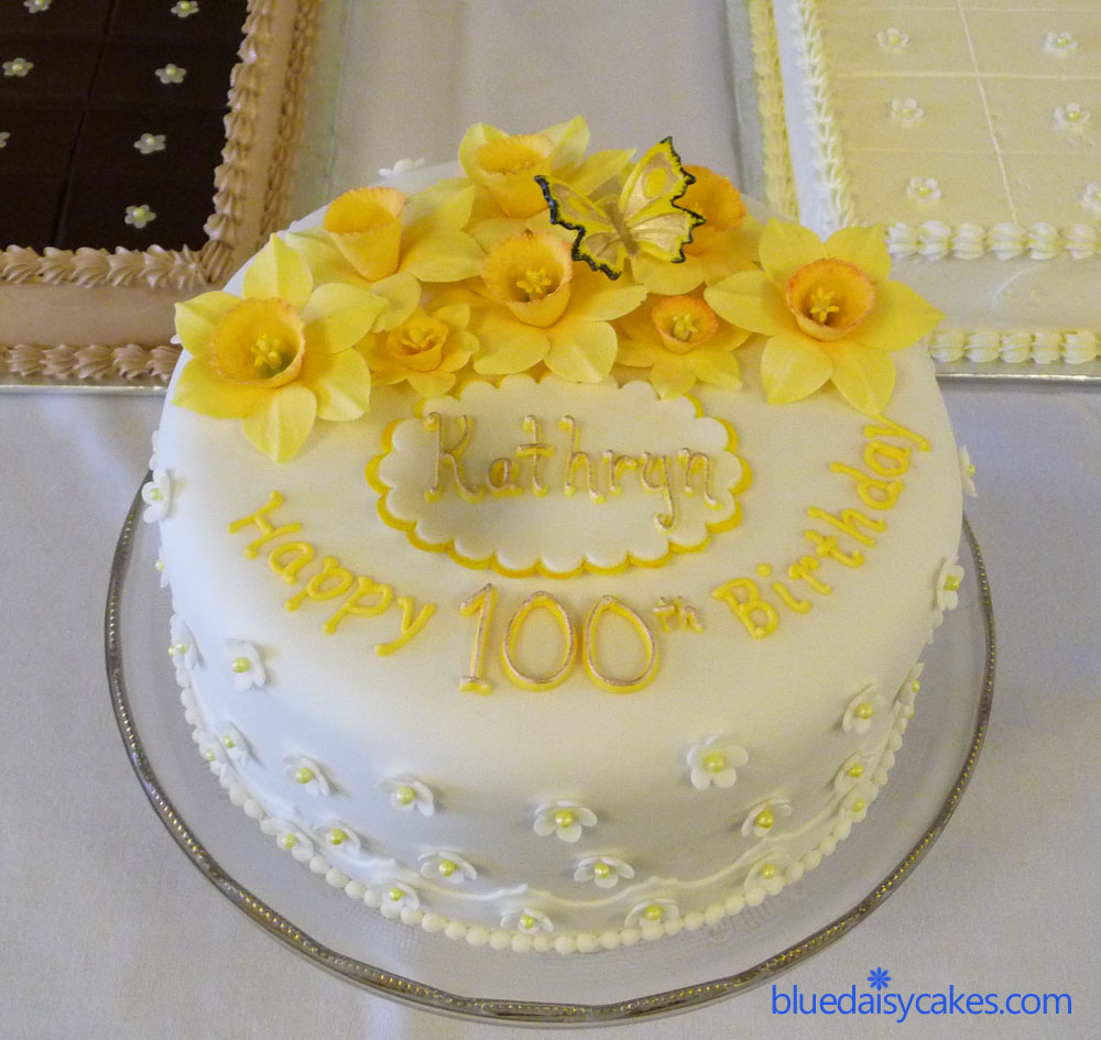 cake with sugar daffodils